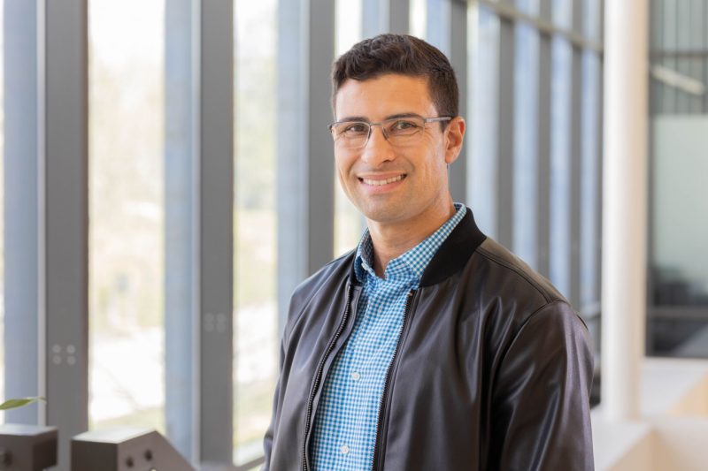 Headshot of Carlos Gustavo Baptista.