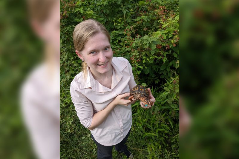 Natalia Strandberg holding a turtle.